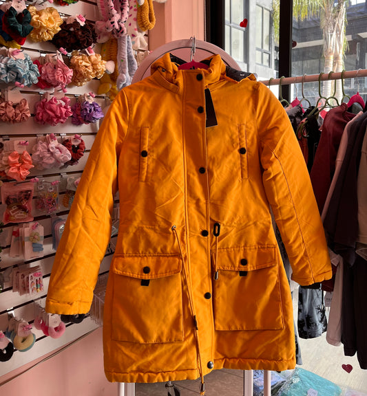 Chamarra amarilla tipo impermeable