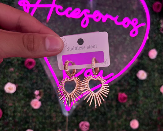 Aretes de acero inoxidable en forma de corazon con destellos