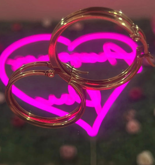 Arracadas de acero inoxidable, mediana. Color dorado.